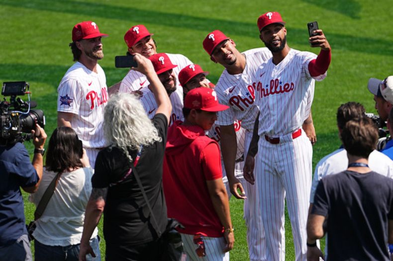 Jugadores de los Filis de Filadelfia se toman una selfie durante las actividades del Juego de Estrellas de Grandes Ligas, el lunes 13 de julio de 2026, en Filadelfia. (AP Foto/Matt Rourke)
