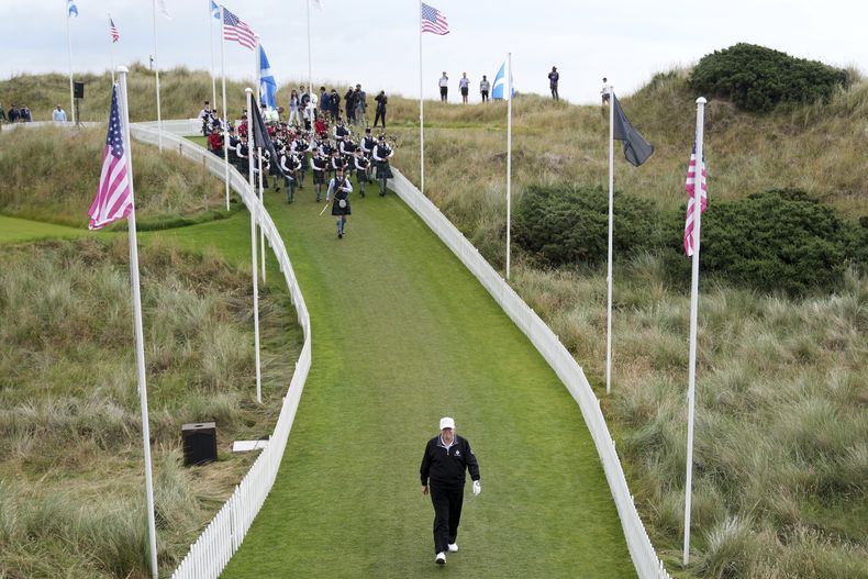 El presidente de Estados Unidos, Donald Trump, llega para una ceremonia de apertura del Trump International Golf Links cerca de Aberdeen, Escocia, el martes 29 de julio de 2025. (AP Foto/Alastair Grant)