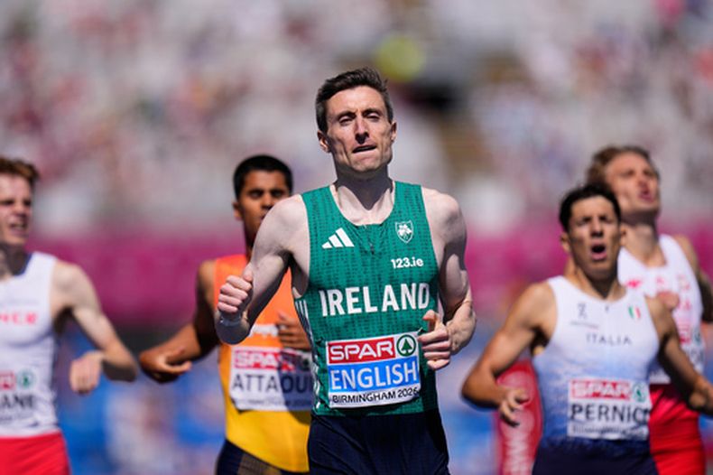 El irlandés Mark English reacciona tras ganar una semifinal masculina de 800 metros en los Campeonatos Europeos de Atletismo en Birmingham, Inglaterra, el miércoles 12 de agosto de 2026. (Foto AP/Petr David Josek)