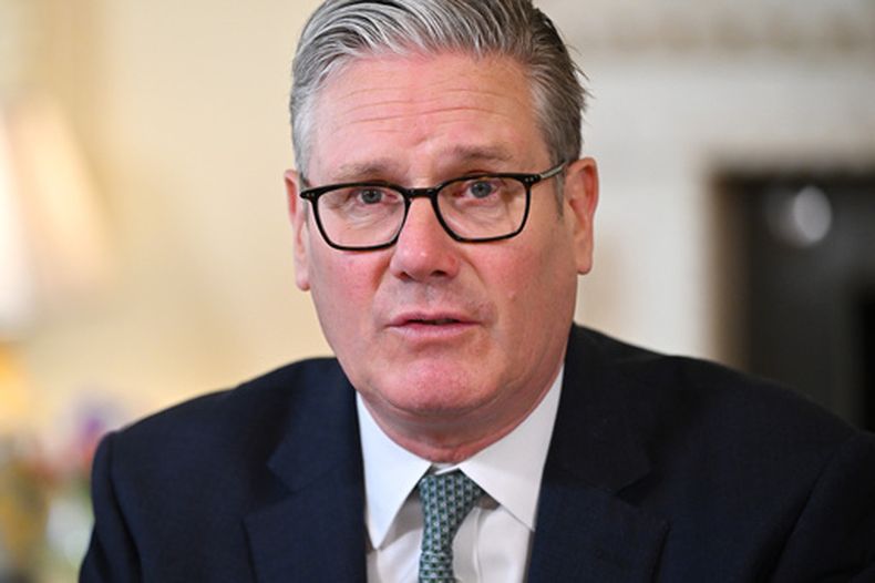 El primer ministro Keir Starmer en una reunión con empresarios de redes sociales en Londres el 16 de abril del 2026. (Leon Neal/Pool Photo via AP)