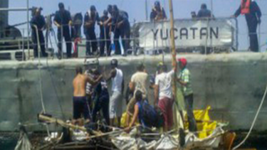 mexico rescato a 12 cubanos en una balsa a la deriva