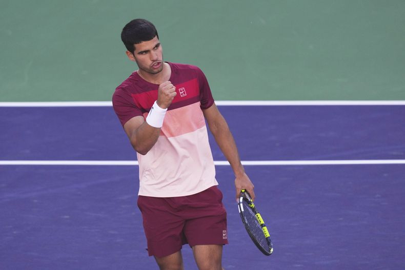 El español Carlos Alcaraz celebra un punto ante el británico Jack Draper en la semifinal de Indian Wells el sábado 15 de marzo del 2025. (AP Foto/Mark J. Terrill)