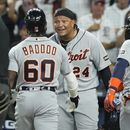 El venezolano Miguel Cabrera festeja con el puertorriqueño Javier Báez y con Akil Baddoo, de los Tigres de Detroit, en el juego del sábado 29 de julio de 2023, ante los Marlins de Miami (AP Foto/Marta Lavandier)