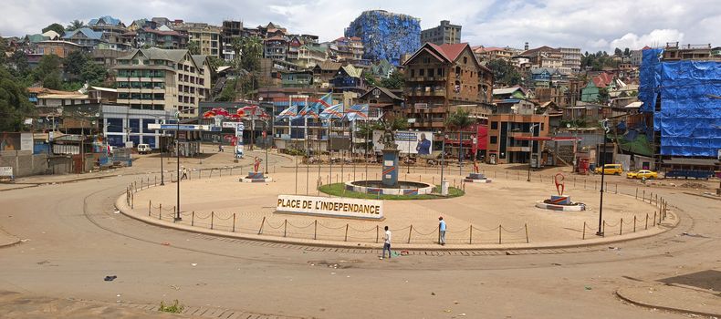 Gente pasa por la plaza de Independencia en Bukavu, República Democrática del Congo, el sábado 15 de febrero de 2025. (AP Foto/Janvier Barhahiga)