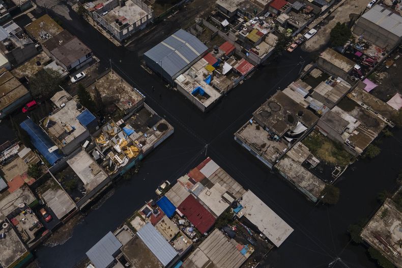 En la imagen, vista de las inundaciones, que contienen aguas residuales, que afectan a las calles de Valle de Chalco, en el estado de México, el 29 agosto de 2024. (AP Foto/Félix Márquez)