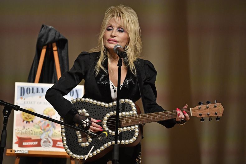 Dolly Parton durante una presentación para celebrar la expansión de su programa Imagination Library en Kentucky en el Lyric Theatre en Lexington, Kentucky, el martes 27 de agosto de 2024. La biblioteca ahora está disponible para los 120 condados de Kentucky y ofrece libros gratuitos a niños de hasta 5 años. (Foto AP/Timothy D. Easley)