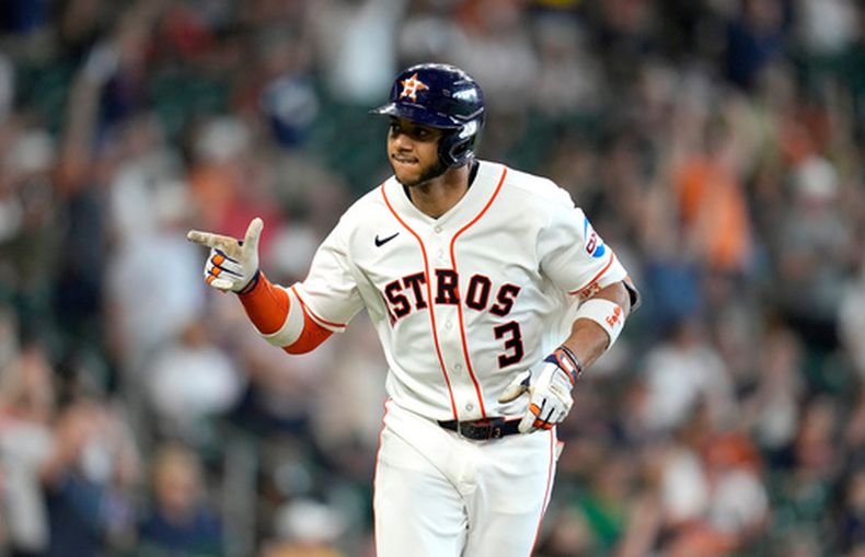Jeremy Peña, de los Astros de Houston, señala hacia el dugout tras conectar un jonrón de dos carreras ante el lanzador abridor de los Cerveceros de Milwaukee, Brandon Sproat, durante la segunda entrada de un partido de béisbol, el sábado 30 de mayo de 2026, en Houston. (Foto AP/Karen Warren)