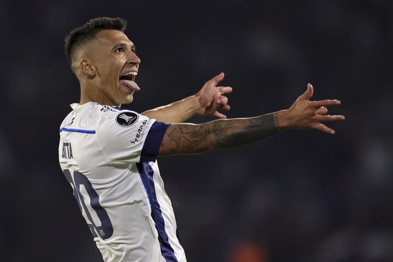 Rubén Botta, de Talleres de Argentina, festema luego de anotar ante Sao Paulo en el partido de la Copa Libertadores disputado el jueves 4 de abril de 2024 (AP Foto/Nicolás Aguilera)