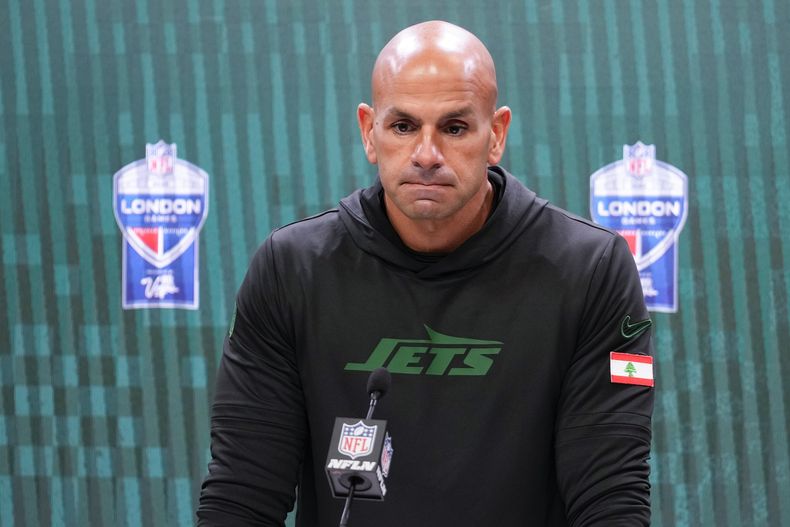 ARCHIVO - Robert Saleh, head coach de los Jets de Nueva York, habla con reporteros después del partido ante los Vikings de Minnesota el domingo 6 de octubre de 2024, en el estadio del Tottenham Hotspur, en Londres. (AP Foto/Kirsty Wigglesworth, Archivo)