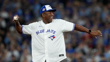 Joe Carter, expelotero de los Azulejos de Toronto, lanza la primera bola del segundo juego de la Serie Mundial el sábado 25 de octubre de 2025 (Nathan Denette/The Canadian Press via AP)