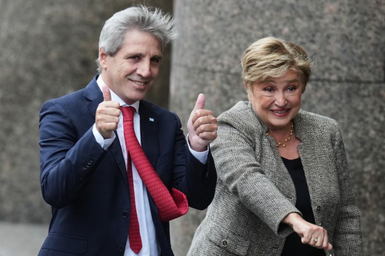 La presidenta del Fondo Monetario Internacional, Kristalina Georgieva, a la derecha, y el ministro de Economía de Argentina, Luis Caputo, posan para una foto a su llegada al Ministerio de Economía para una reunión en Buenos Aires, Argentina, el lunes 27 de julio de 2026. (AP Foto/Gustavo Garello)