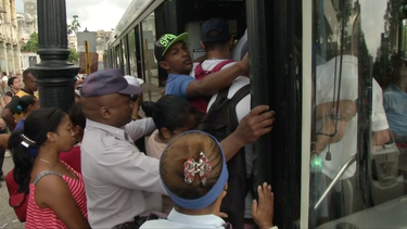 cubanos continuan abarrotando las paradas ante la falta de autobuses por la grave crisis