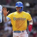 Enrique Hernández (derecha) de los Medias Rojas de Boston es recibido por Justin Turner tras anotar una carrera ante los Yanquis de Nueva York, el domingo 18 de julio de 2023, en Boston. (AP Foto/Steven Senne)