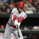 Shohei Ohtani de los Angelinos de Los Ángeles batea un sencillo en la novena entrada del juego ante los Orioles de Baltimore el lunes 15 de mayo del 2023. (AP Foto/Nick Wass)