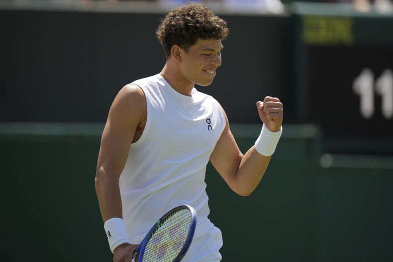 Ben Shelton de Estados Unidos celebra la victoria en el partido individual masculino de segunda ronda contra Rinky Hijikata de Australia en el Campeonato de Tenis de Wimbledon en Londres, el viernes 4 de julio de 2025. (AP Photo/Alastair Grant)