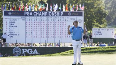 ARCHIVO - Jason Dufner festeja luego de conquistar el Campeonato de la PGA en el Oakl Hill Country Club, el domingo 11 de agosto de 2013 (AP Foto/Julio Cortez, archivo)