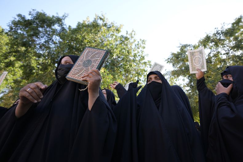 Iraquíes sujetan ejemplares del Corán durante una protesta en Bagdad el 22 de julio de 2023.. (Foto AP /Hadi Mizban)