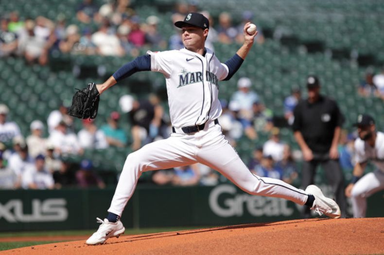 Kade Anderson, lanzador de los Marineros de Seattle, trabaja durante la primera entrada del juego de béisbol de Grandes Ligas contra los Rangers de Texas, el miércoles 9 de septiembre de 2026, en Seattle. (AP Foto/Jason Redmond)