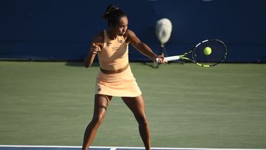 La canadiense Leylah Fernandez regresa una bola en el duelo ante Jessica Pegula en el Abierto de Washington el jueves 24 de julio del 2025. (AP Foto/Nick Wass)