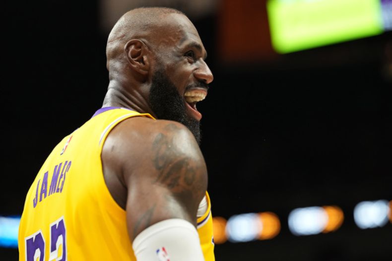 El alero de los Lakers de Los Ángeles, LeBron James, sonríe durante la segunda mitad de un juego de baloncesto de la NBA contra el Heat de Miami, el jueves 19 de marzo de 2026, en Miami. (Foto AP/Lynne Sladky)