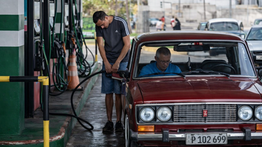 cuba suspende venta de combustible en pesos: solo gasolina en dolares y con limite por cliente