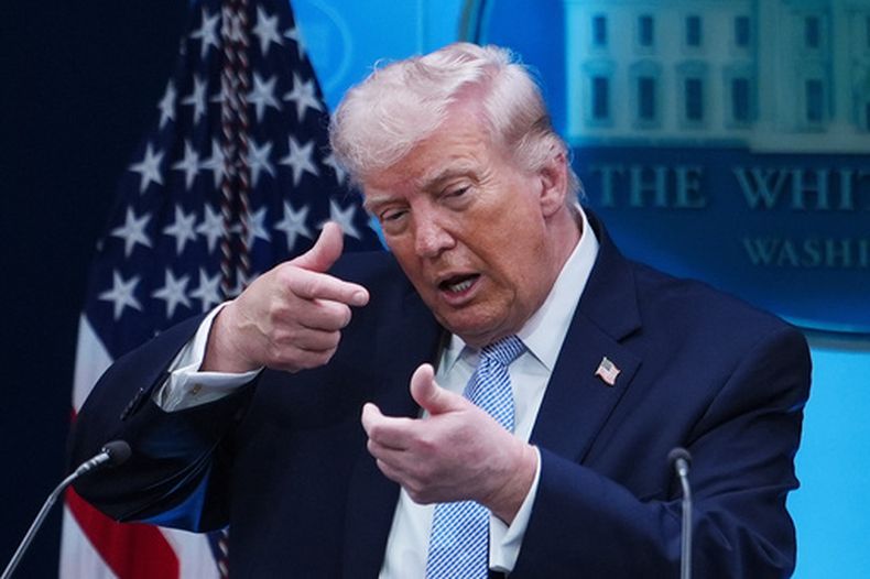 ARCHIVO - El presidente Donald Trump simula apuntar con un fusil de francotirador al hablar con periodistas en la sala de prensa James Brady de la Casa Blanca en Washington, el 6 de abril de 2026. (Foto AP/Julia Demaree Nikhinson, archivo)