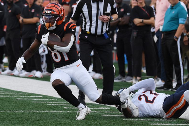 El receptor de los Bengals de Cincinnati Dohnte Meyers detenido por el defensive back de los Bears de Chicago Dontae Manning en el encuentro de pretemporada el sábado 22 de agosto del 2026. (AP Foto/Tanner Pearson)