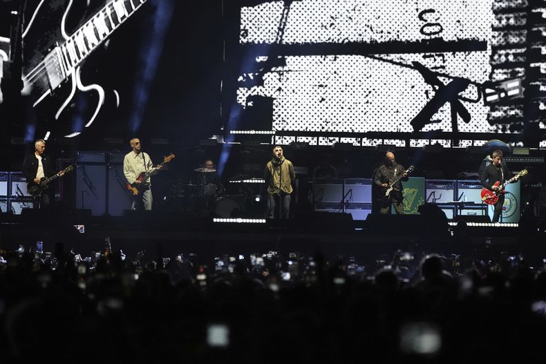 Oasis se presenta durante su gira mundial en la Ciudad de México, el viernes 12 de septiembre de 2025. (Foto AP/Eduardo Verdugo)