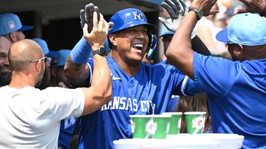 El bateador designado de los Reales de Kansas City Salvador Perez felicitado por sus compañeros tras conectar un jonrón en la séptima entrada ante los Tigres de Detroit el sábado 25 de julio del 2026. (AP Foto/Jose Juarez)