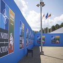Un guardia de seguridad afuera de la sede donde en un par de días será la cumbre de la OTAN en Vilna, Lituania, el domingo 9 de julio de 2023. (Foto AP/Mindaugas Kulbis)