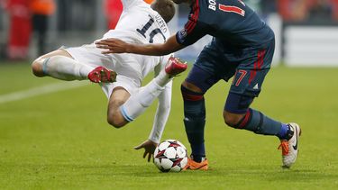 americateve | El jugador de Bayern Munich, Jerome Boateng, derecha, disputa un bal&oacute;n en un partido contra Manchester City por la Liga de Campeones el martes, 10 de diciembre de 2013, en Munich, Alemania. (AP Photo/Matthias Schrader)