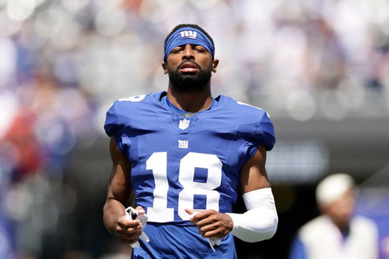ARCHIVO - Darius Slayton (18), receptor de los Giants de Nueva York, se alista para un partido de pretemporada de la NFL contra los Vikings de Minnesota, el 15 de agosto de 2026, en East Rutherford, Nueva Jersey. (AP Foto/Adam Hunger, Archivo)