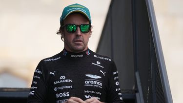 El español Fernando Alonso de la escudería Aston Martin camina en el paddock antes de la calificación al Gran Premio de Azerbaiyán el viernes 25 de septiembre del 2026. (AP Foto/Pavel Bednyakov)