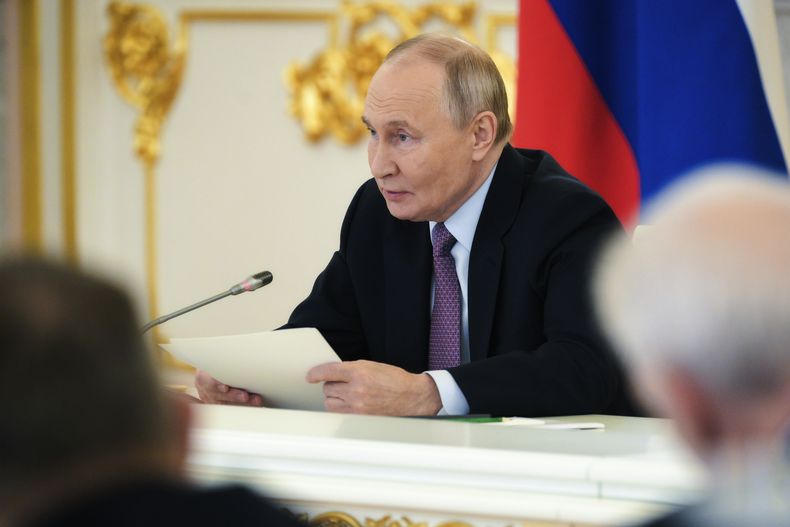 El presidente ruso Vladímir Putin sostiene una reunión con el Consejo Presidencial para el Desarrollo Estratégico y Proyectos Nacionales, en el Kremlin, en Moscú, Rusia, el jueves 5 de diciembre de 2024. (Vladimir Astapkovich, Sputnik, Kremlin Pool Photo vía AP)