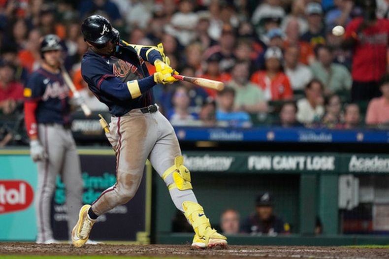 El pelotero de los Bravos de Atlanta, Ronald Acuña Jr., conecta un grand slam durante la séptima entrada de un partido de béisbol contra los Astros de Houston en Houston, el sábado 19 de septiembre de 2026. (Foto AP/Ashley Landis)