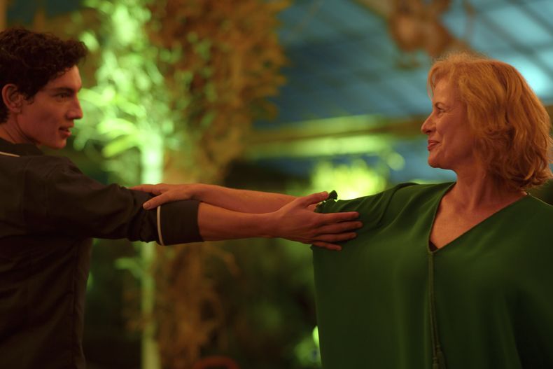 En esta imagen proporcionada por Prime Video, Jorge López, izquierda, y Lisa Owen en una escena de Mala fortuna. (Prime Video vía AP)