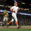 Nakken hace historia en la MLB y Gigantes arrollan a Padres