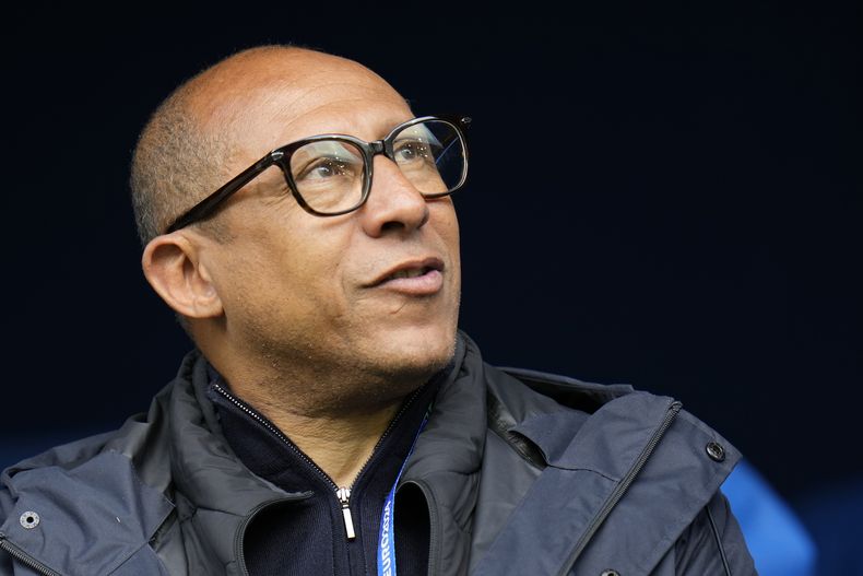 ARCHIVO - Philippe Diallo, presidente de la Federación Francesa de Fútbol, presencia un entrenamiento de la selección de su país en Paderborn, Alemania, el miércoles 19 de junio de 2024 (AP Foto/Hassan Ammar, archivo)