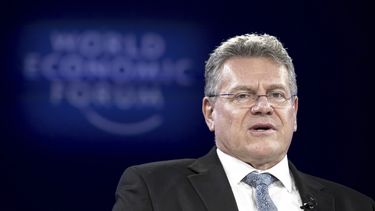 Maroš Šefčovič, comisionado europeo de comercio y seguridad económica, asiste a la reunión anual del Foro Económico Mundial en Davos, Suiza, el jueves 23 de enero de 2025. (Laurent Gillieron/Keystone vía AP)