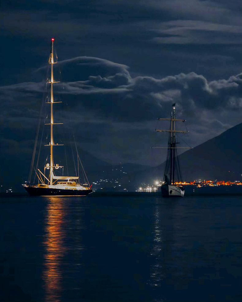 Esta fotografía tomada hacia las 20.00 horas del domingo 18 de agosto de 2024 muestra al velero británico Bayesan, a la izquierda, y al velero Duch Sir Robert Baden Powell anclados frente a la localidad siciliana de Porticello, cerca de Palermo, en el sur de Italia. (Fabio La Bianca/Baia Santa Nicolicchia via AP)