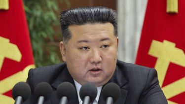 ARCHIVO - En esta imagen distribuida por el gobierno de Corea del Norte, el líder del país, Kim Jong Un, pronuncia un discurso en una reunión celebrada entre el 23 y el 27 de diciembre de 2024, en Pyongyang, Corea del Norte. Periodistas independientes no tuvieron acceso a la cobertura del evento fotografiado en esta imagen ofrecida por el gobierno norcoreano. El contenido de esta imagen está tal y como se distribuyó y no pudo verificarse de forma independiente. (Agencia Central de Noticias de Corea/Korea News Service vía AP, archivo)