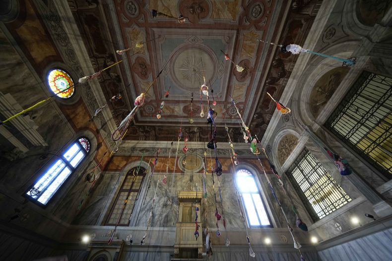 Una instalación de la artista Sonia Gomes se exhibe dentro de la iglesia Santa María Maddalena Convertita en la prisión de mujeres de la isla Giudecca durante la exposición de la 60a Bienal de Artes en Venecia, Italia, el miércoles 17 de abril de 2024. La obra forma parte del pabellón del Vaticano en la Bienal de Venecia en una colaboración innovadora entre reclusas y artistas. (Foto AP/Luca Bruno)