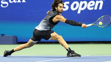 El español Carlos Alcaraz regresa la bola al estadounidense Ben Shelton en los cuartos de final del Abierto de Estados Unidos el miércoles 9 de septiembre del 2026. (AP Foto/Heather Khalifa)