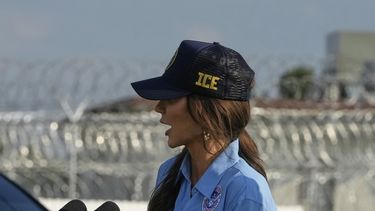 La secretaria de Seguridad Nacional de Estados Unidos, Kristi Noem, habla con los medios antes de visitar el Campamento 57, un centro para inmigrantes detenidos en la Penitenciaría Estatal de Luisiana, el miércoles 3 de septiembre de 2025, en Angola, Luisiana. (AP Foto/Gerald Herbert)