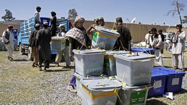americateve | Empleados electorales bajan de un cami&oacute;n cajas que contiene votos de la elecci&oacute;n presidencial que se efectu&oacute; un d&iacute;a antes en Afganist&aacute;n, en Kandahar, el lunes 7 de abril de 2014. (Foto AP/Allauddin Khan)