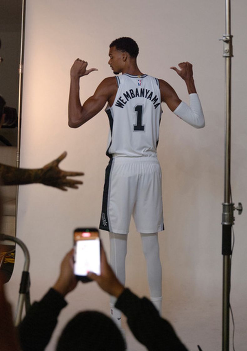 Victor Wembanyama, de los Spurs de San Antonio, posa para fotos durante el Día de Medios del equipo de la NBA, el lunes 28 de septiembre de 2028, en San Antonio. (AP Foto/Darren Abate)