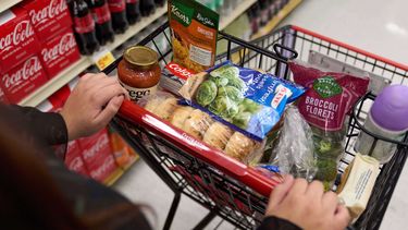 Una persona que recibe asistencia alimentaria compra alimentos en un supermercado en Bellflower, California el 13 de febrero del 2023. (AP foto/Allison Dinner)