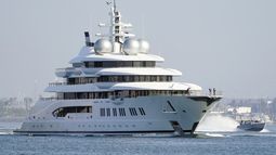 ARCHIVO – El superyate Amadea navega hacia la bahía de San Diego el 27 de junio de 2022, visto desde Coronado, California. (AP Foto/Gregory Bull, Archivo)
