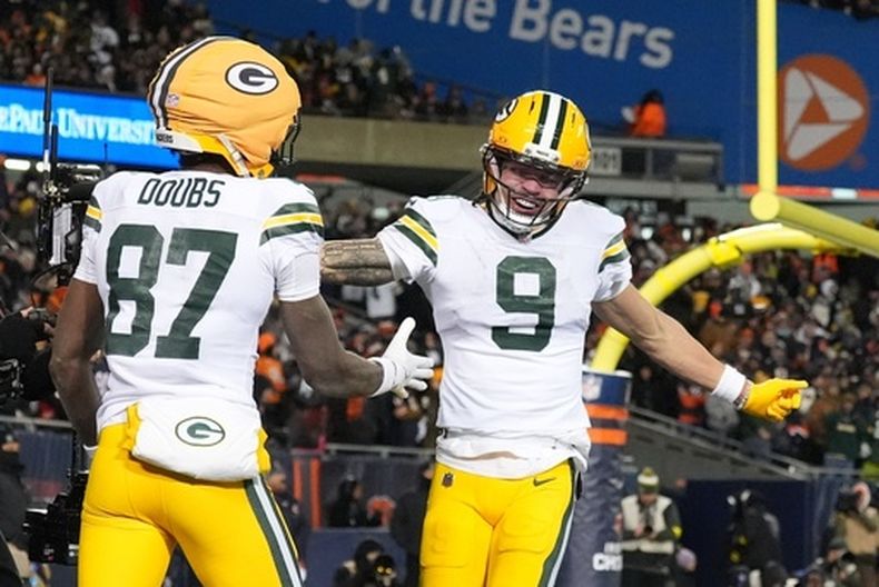 Romeo Doubs de los Packers de Green Bay celebra la atrapa de touchdown de Christian Watson en el encuentro ante los Bears de Chicago el sábado 20 de diciembre del 2025. (AP Foto/Nam Huh)