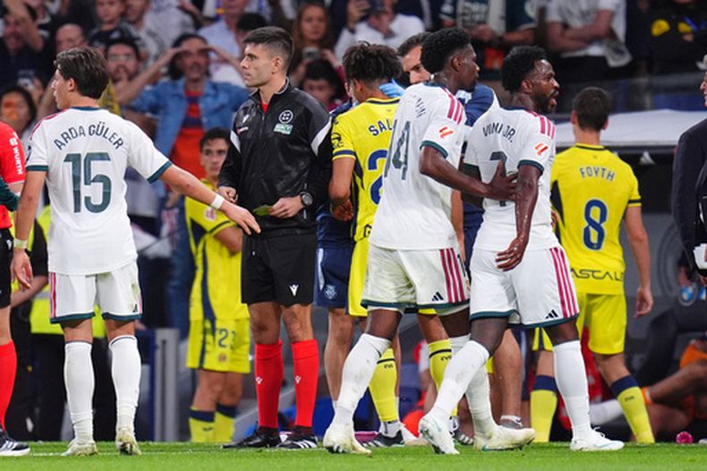 Vinicius Junior (derecha) del Real Madrid se retira de la cancha tras ser expulsado en el partido contra Villarreal en la Liga de España, el sábado 10 de octubre de 2026. (AP Foto/Manu Fernández)